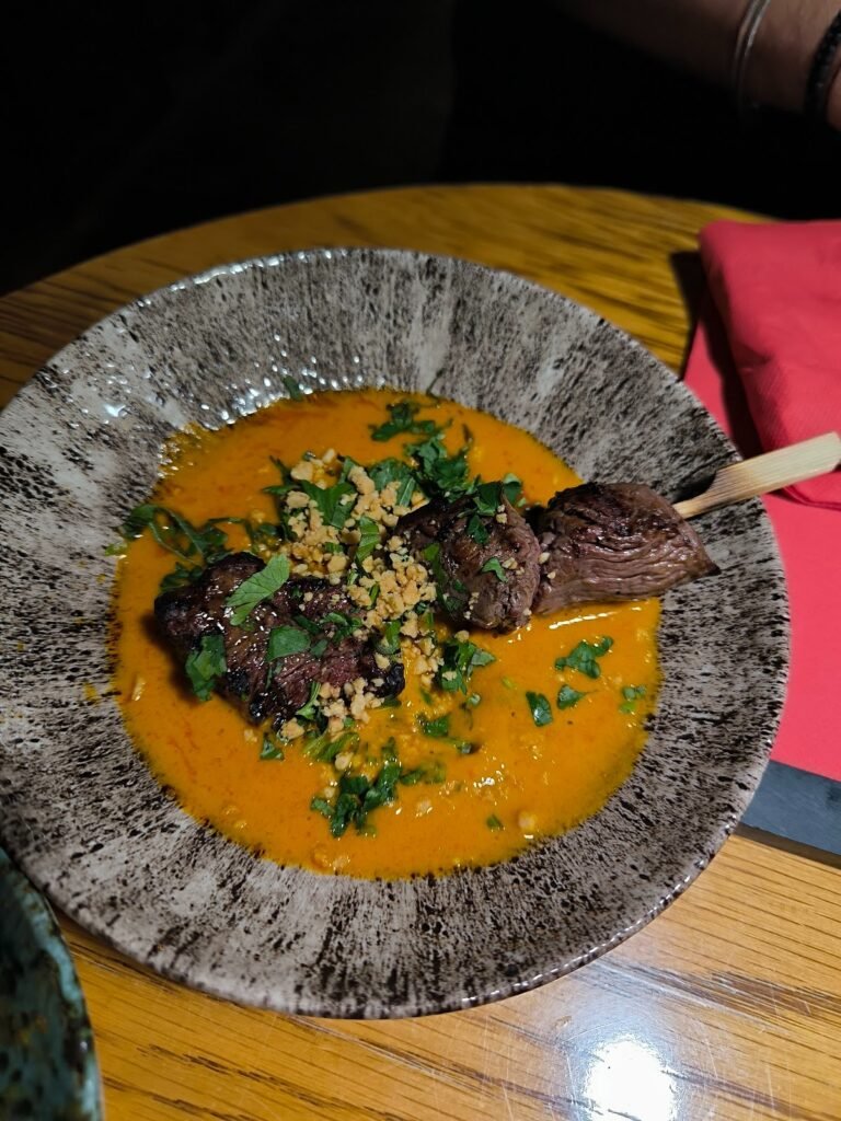Yakitoro - Sirloin with peanuts and red curry 